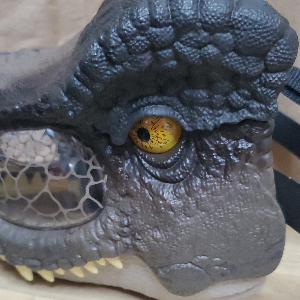 Mattel Dinosaur Mask with Yellow Eye - Picture 13 of 13